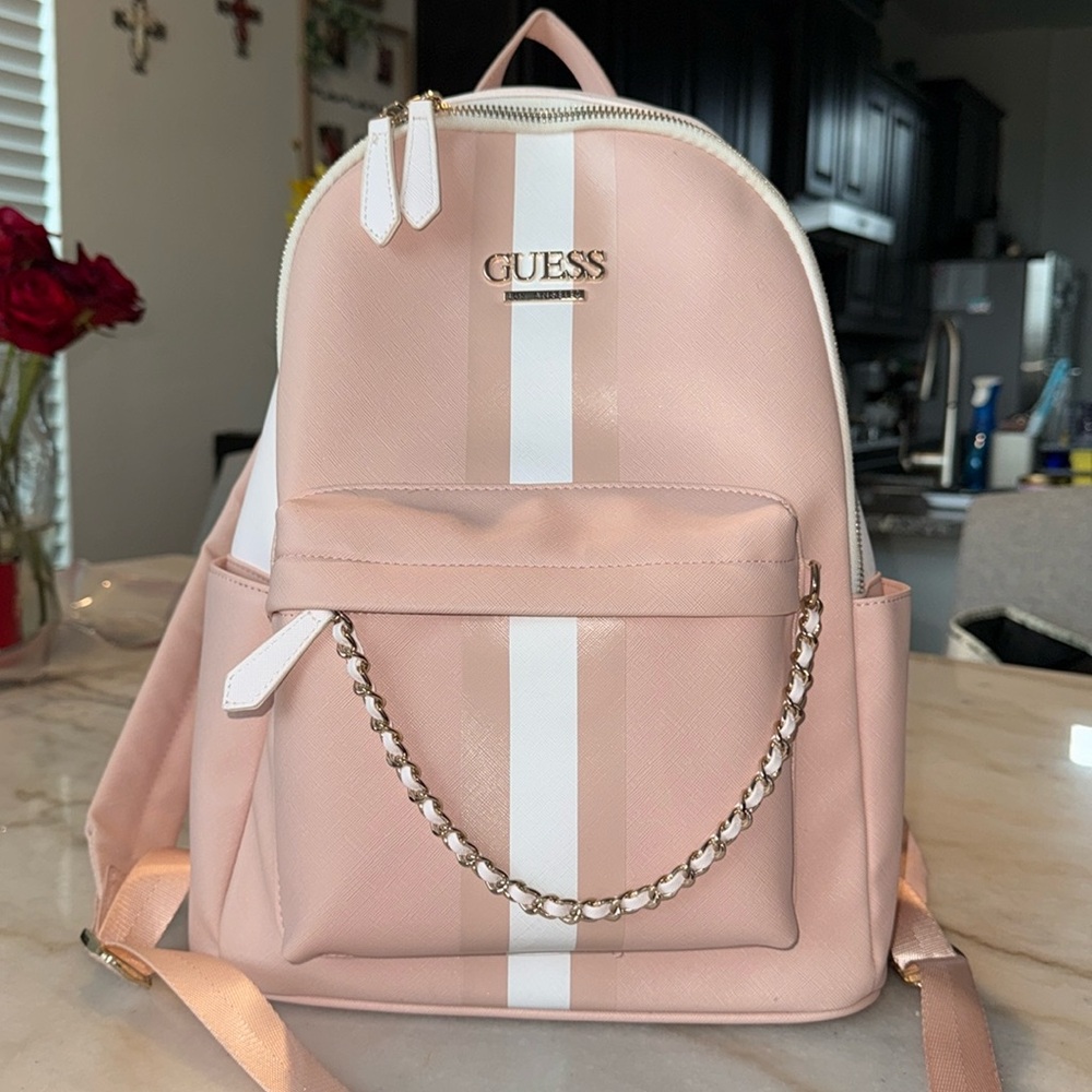 Guess backpack, Pink and White. Women’s pink and white backpack. Guess bags.